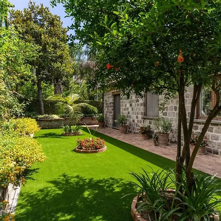 Romantic Garden Villa Sorrento